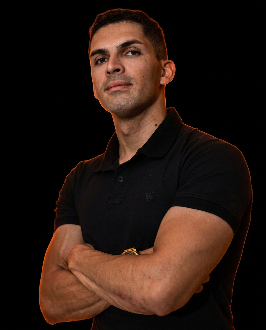 Edson Silva, personal trainer CREF 016103-G/PE, de braços cruzados