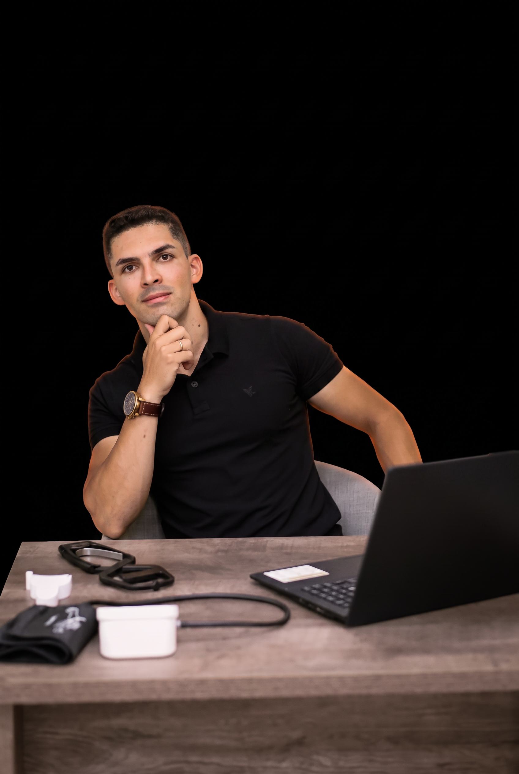 Edson Silva, personal trainer CREF 016103-G/PE, em atendimento no escritório